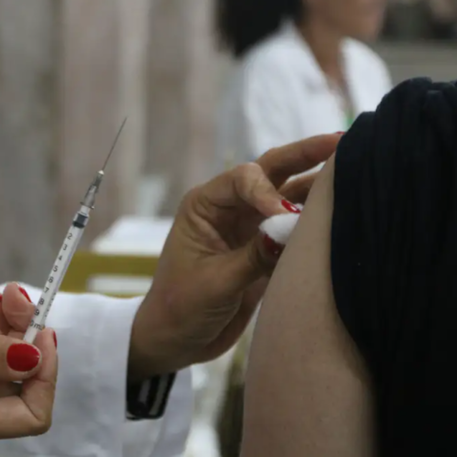 Vacina contra a covid-19 protege gestantes de complicações