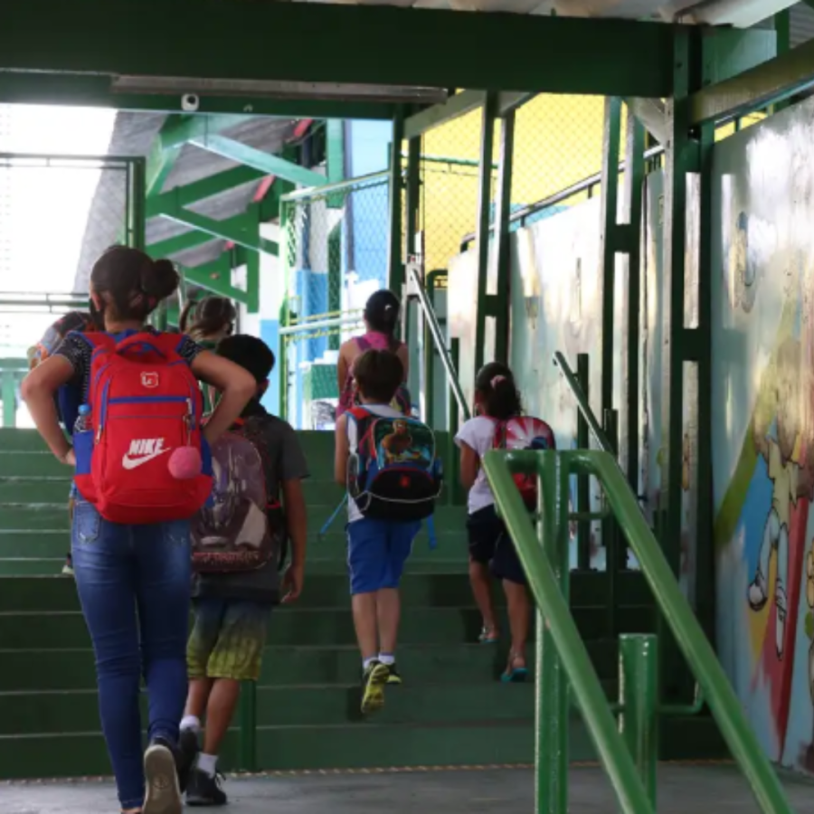 Menos da metade das escolas públicas está ligada à rede de esgoto