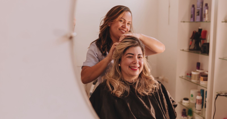Ainda na adolescência, ela começou fazendo cabelo na vizinhança e hoje comanda estúdio em Pariquera-Açu