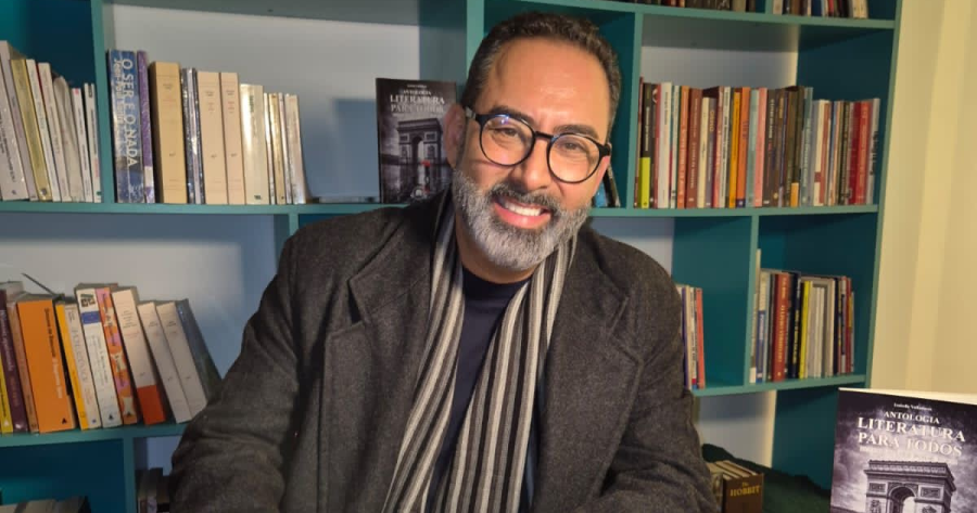 Autor do Vale do Ribeira lança livro em Paris e conquista reconhecimento internacional