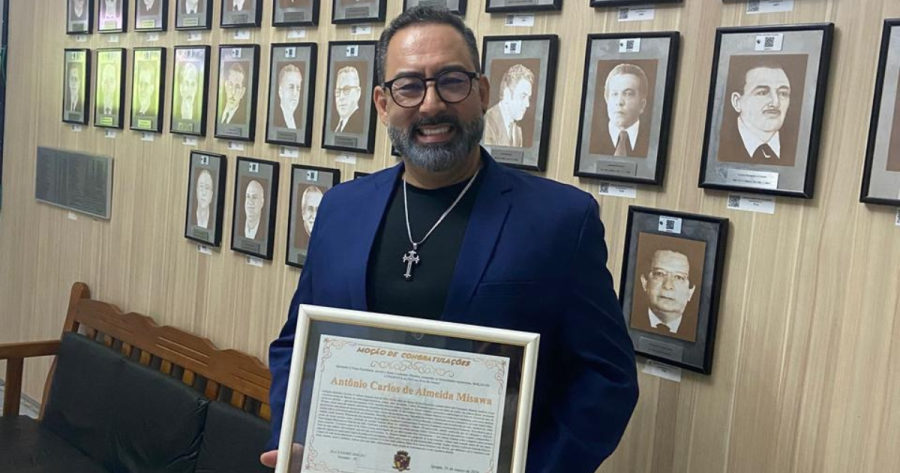 Escritor do Vale do Ribeira recebe moções de reconhecimento em Iguape e Registro após destaque internacional