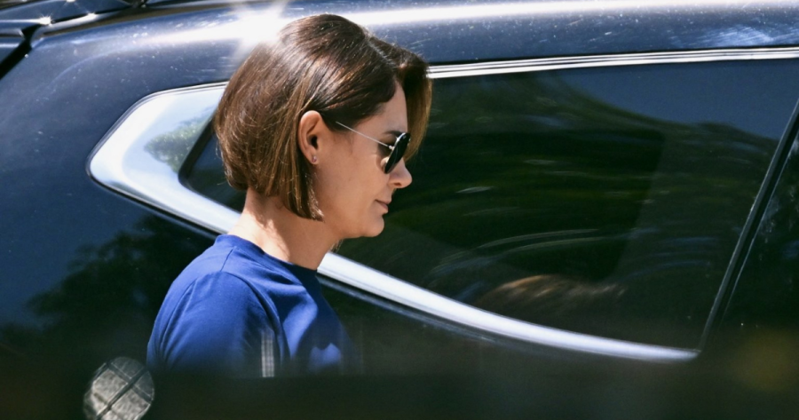Michelle Bolsonaro desabafa sobre cuidados com marido preso: “Talvez eu não tenha um companheiro que um dia cuide de mim assim”