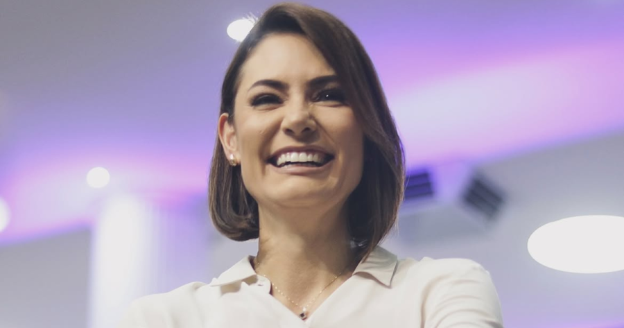 Michelle Bolsonaro elogia política do governo Lula voltada à educação de surdos
